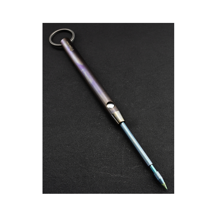 Max Knives KUBATON1 — Kubaton titane anodisé violet-bleu, pick OTF