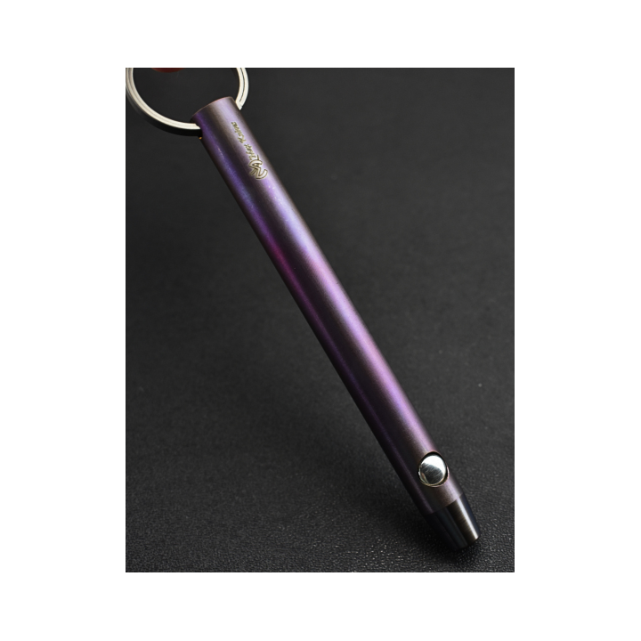 Max Knives KUBATON1 — Kubaton titane anodisé violet-bleu, pick OTF — vue 3
