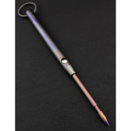 Max Knives KUBATON5 — Kubaton titane anodisé bleu-violet, pick OTF